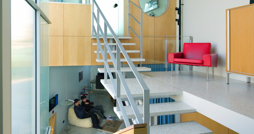 Ο μπρουταλισμός συναντά τον ιαπωνικό μινιμαλισμό σε αυτό το σπίτι