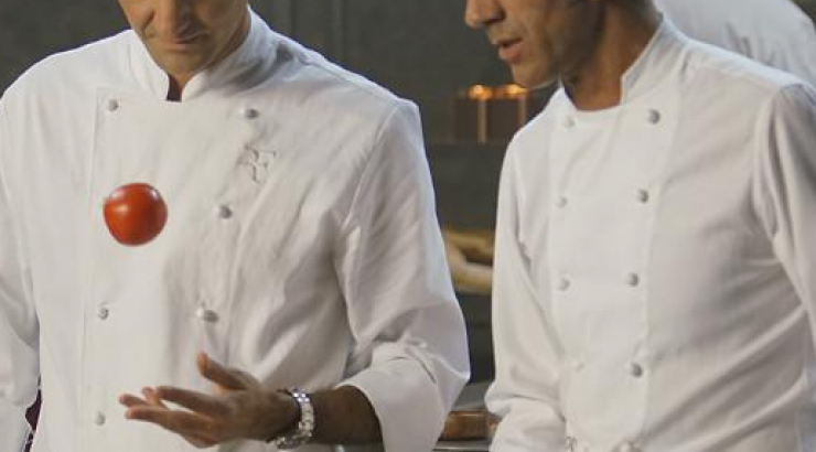 Ο No.1 τενίστας στον κόσμο μαγειρεύει υπό τους ήχους του "Ζορμπά" [βίντεο]