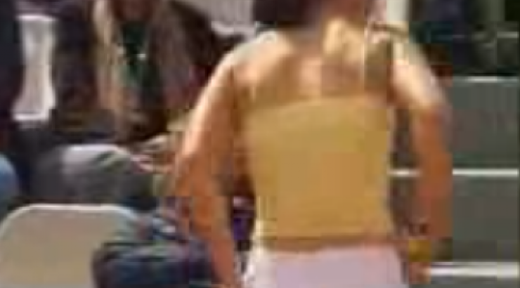 Η Έλενα αναστάτωσε το γήπεδο – Της έπεσε η πετσέτα καθώς άλλαζε ρούχα!