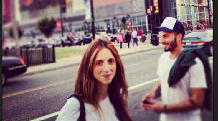 Ο μικρός Νίκος στην αγκαλιά της μαμάς Σοφίας Καρβέλα εγκρίνει τη δουλειά της!