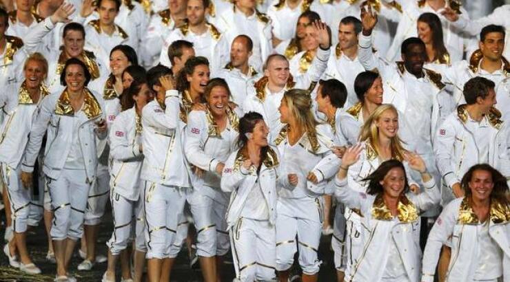 «Δεν τις σχεδίασα εγώ» ξεκαθαρίζει η McCartney μέσω Twitter