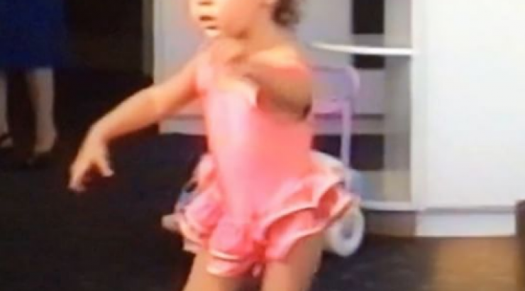 Μας τρέλανε! Επώνυμη Κύπρια πόσταρε βίντεο που χορεύει σε παιδική ηλικία!