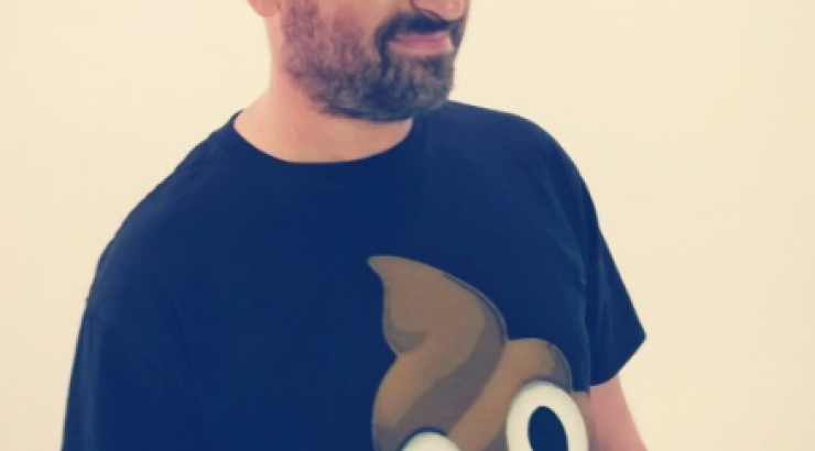 Η αποκάλυψη από το Θέμη Γεωργαντά: Πασίγνωστος τραγουδιστής στη σκηνή χωρίς εσώρουχο!