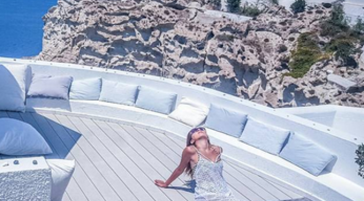 Ποια επώνυμη Κύπρια απολαμβάνει αυτή τη θέα!