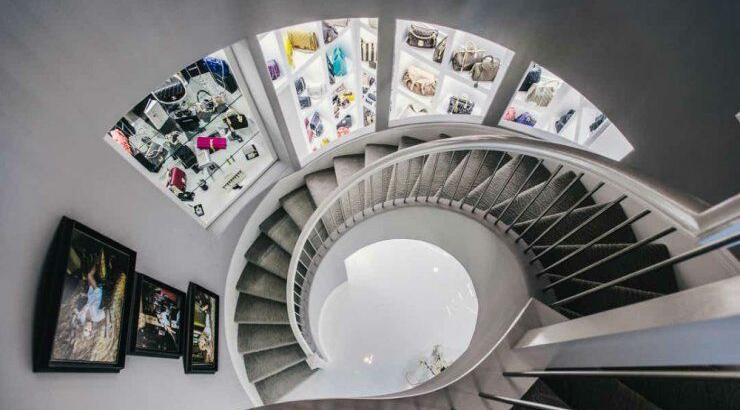 Είδαμε την πιο μεγάλη γκαρνταρόμπα στον κόσμο και ζηλέψαμε άπειρα! [βίντεο]