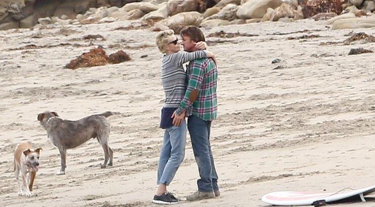 Καυτά φιλιά στην άμμο με Charlize Theron-Sean Penn [φωτογραφίες]