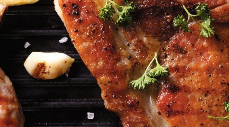 Χοιρινές μπριζόλες με αρωματικό βούτυρο και καραμελωμένα κρεμμύδια