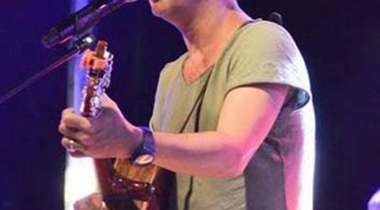 Ο Χρήστος Θηβαίος τραγουδά στη "Μικρή Σαλαμίνα"