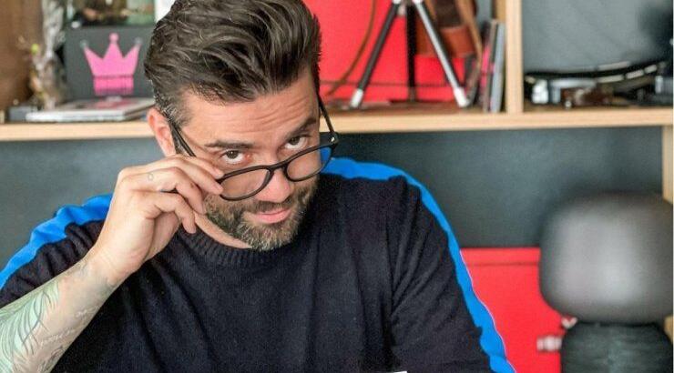 Θοδωρής Μαραντίνης: Έχει γενέθλια και ποζάρει με την εντυπωσιακή τούρτα -έκπληξη που του ετοίμασαν τα παιδιά του [εικόνες]