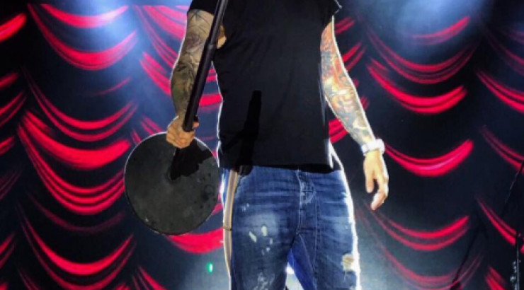 Μας άφησε με το στόμα ανοιχτό! Ο Θοδωρής Μαραντίνης ανήρτησε φωτογραφία του ποζάροντας γυμνός στο κρεβάτι!