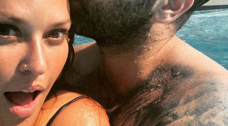 Πόσο τρυφερός! Ο Θοδωρής Μαραντίνης χαϊδεύει τη Σίσσυ Χρηστίδου μέχρι να ξυπνήσει! [βίντεο]