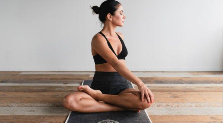 Τρεις ασκήσεις γιόγκα για φλατ κοιλιά