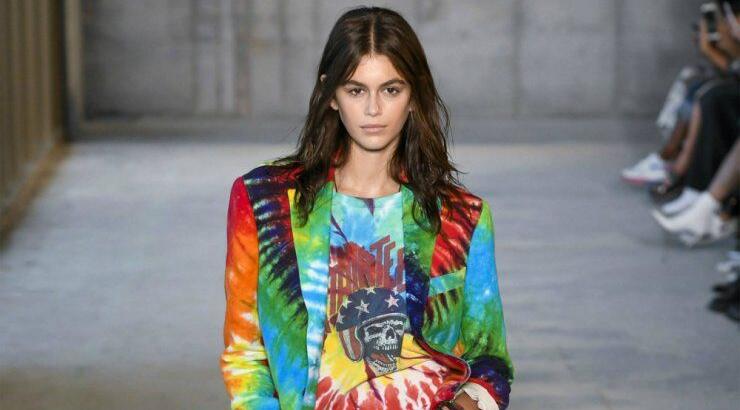 Tie-dye: Η τάση στα ρούχα μεταφέρεται και στα νύχια!