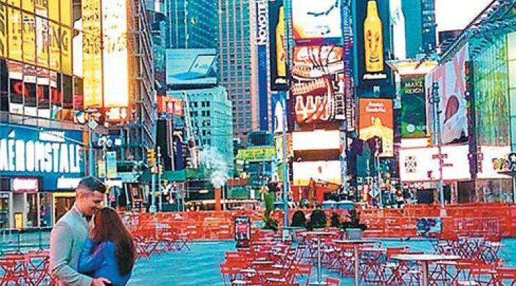 Πρόταση γάμου στην Times Square και γάμος στην Ελλάδα για επώνυμο ζευγάρι!