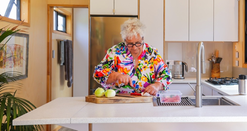 Όταν έχασε το διαμέρισμά της, η Steph ξεκίνησε από το μηδέν σε ένα μικροσκοπικό σπίτι