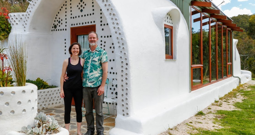 Το Earthship είναι ένα πολύ ιδιαίτερο μικροσκοπικό σπίτι