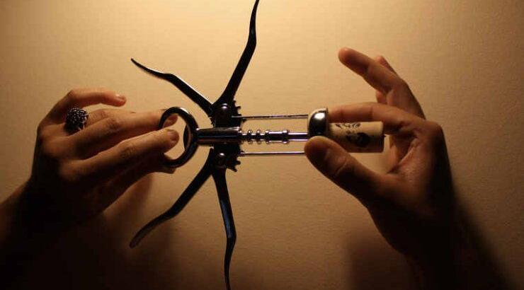 7 τρόποι να ανοίξεις το κρασί χωρίς τιρμπουσόν και να κάνεις… εντύπωση [βίντεο]