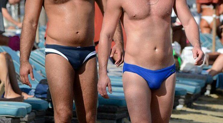 Γνωστός ηθοποιός με το αγόρι του δροσίζονται στη Μύκονο!