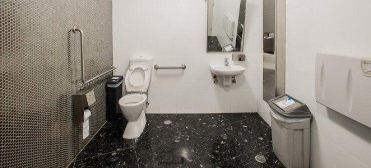 Βρήκε σε μια τουαλέτα 100.000 δολάρια -Τα παρέδωσε και τώρα παίρνει πίσω τα 80.000 