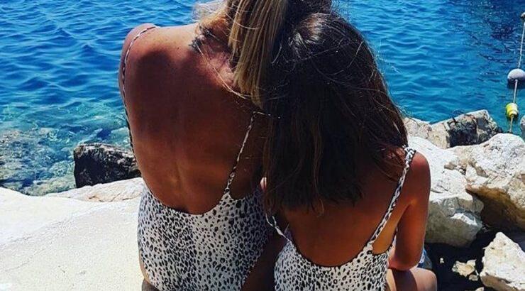 Πόσο γλυκό! Επώνυμη μανούλα ποζάρει μαζί την κόρη της φορώντας το ίδιο μαγιό