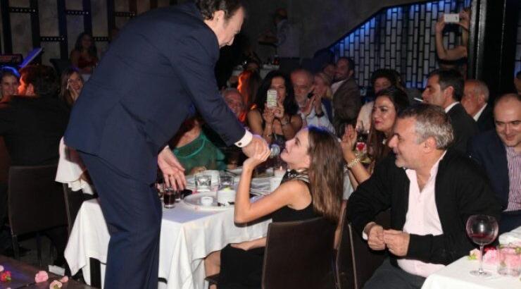 Τόλης Βοσκόπουλος: Δείτε τον να τραγουδά μαζί με την κόρη του στην πρεμιέρα του [βίντεο] 