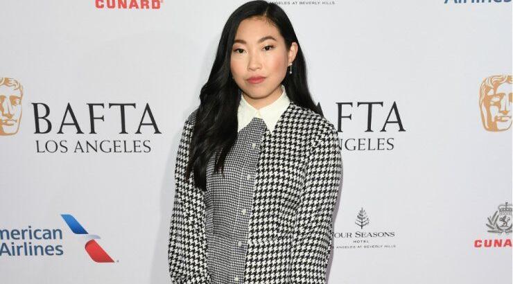 Η Awkwafina φόρεσε TommyXZendaya στο Tea Party των βραβείων BAFTA