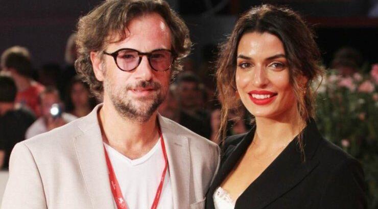 Μαραβέγιας - Σωτηροπούλου: Η τρυφερή φωτογραφία δίπλα στο χριστουγεννιάτικο δέντρο τους  