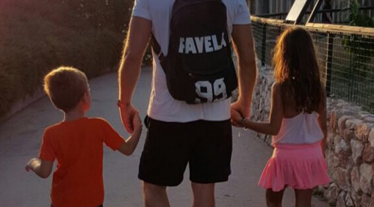 Επώνυμος Κύπριος βόλτα με τα παιδιά του!