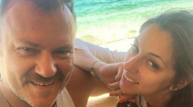 Τόνυ Δημητρίου: “Είμαι με ένα κορίτσι που πιστεύω ότι της αξίζει ένας πολύ καλύτερος άντρας”