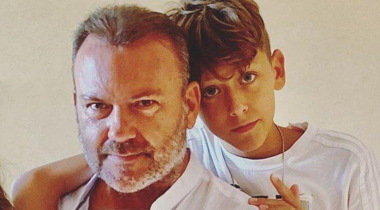 Τόνυ Δημητρίου: Ποζάρει με τα ρούχα του γιου του, Αλέξανδρου [εικόνα]