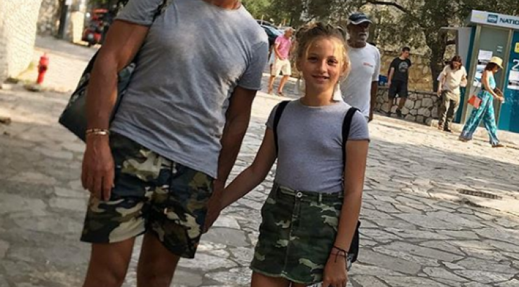 Τρυφερό! Ο Χριστόφορος Τορναρίτης τραγουδάει αγκαλιά με την κορούλα του! [βίντεο]