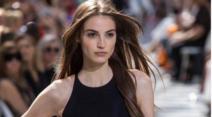 To πιο λαμπερό και girly total black outfit