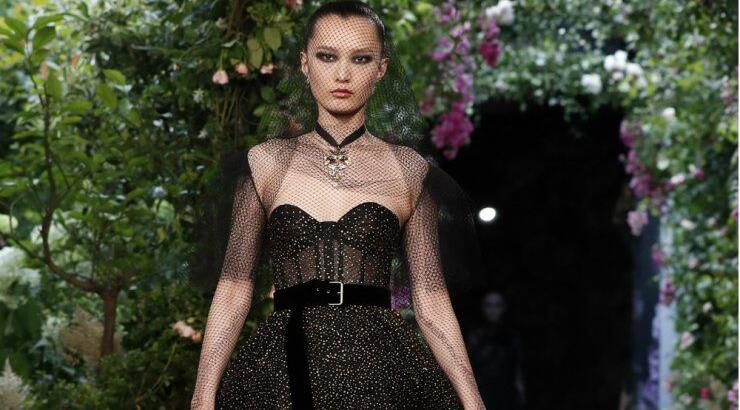 Ρομαντικό τούλι και πολυτελές μαύρο για το ρεβεγιόν