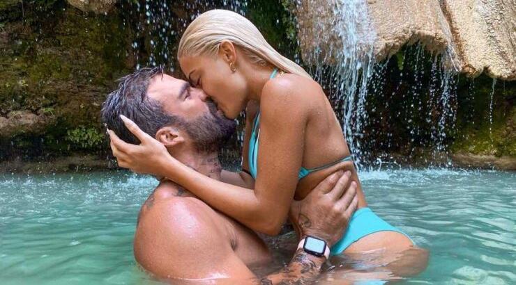 Αλεξάνδρου – Τούνη: Το καυτό φιλί του ζευγαριού στην παραλία!