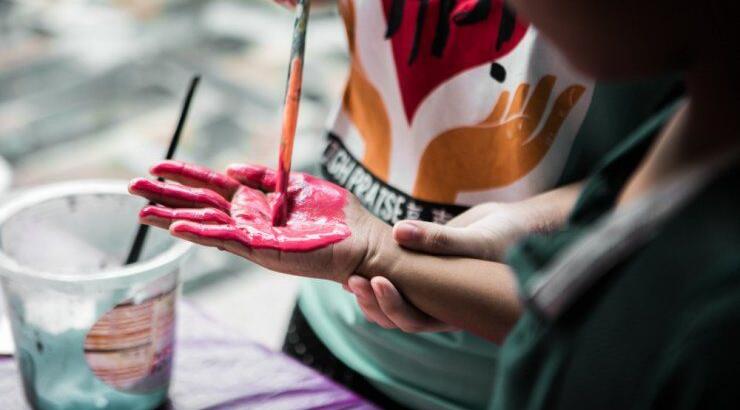 8 λόγοι για να εντάξετε την τέχνη στη ζωή των παιδιών σας