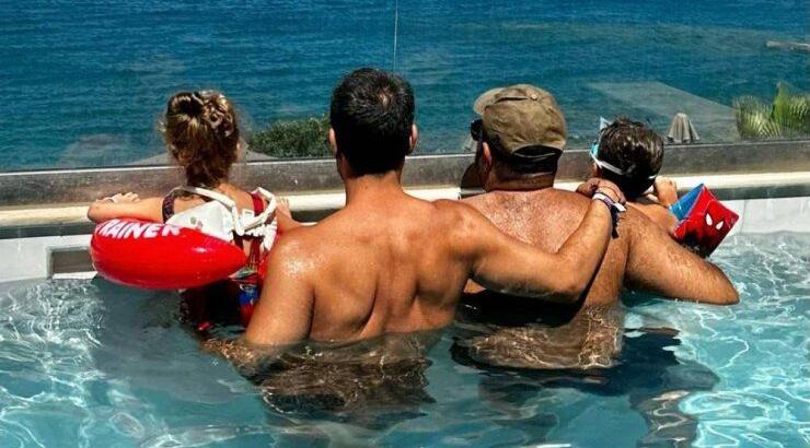 Γνωστός Έλληνας με τα παιδιά και τον σύντροφό του στις διακοπές τους [εικόνες]