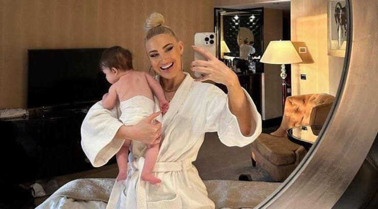 Ιωάννα Τούνη: Μας δείχνει την κοιλιά της 4 μήνες μετά τη γέννηση του γιου της [βίντεο]