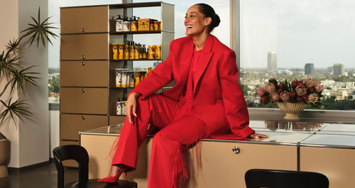 Μέσα στο γραφείο της Tracee Ellis Ross στο Δυτικό Χόλιγουντ, για την απόλυτη mid-century φαντασία