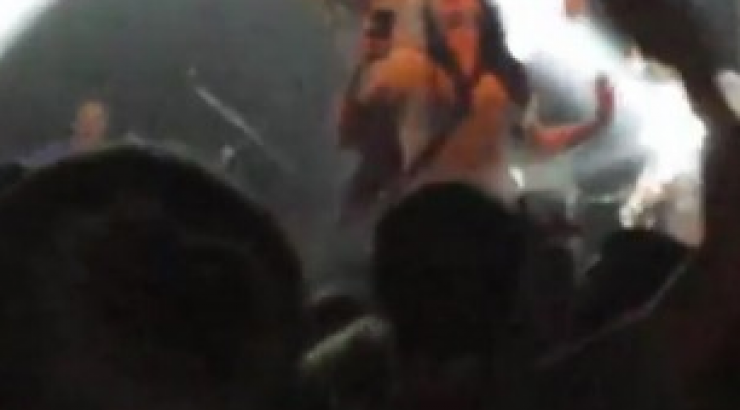 Γνωστός τραγουδιστής… κλώτσησε θαυμάστρια του και την πέταξε από τη σκηνή!