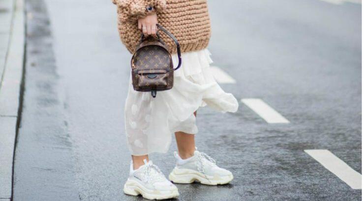 Συνδύασε τα αγαπημένα σου trainers με το μίνι draped φόρεμα