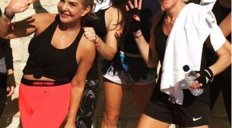 Επώνυμες κυρίες γυμνάζονται για φιλανθρωπικό σκοπό!