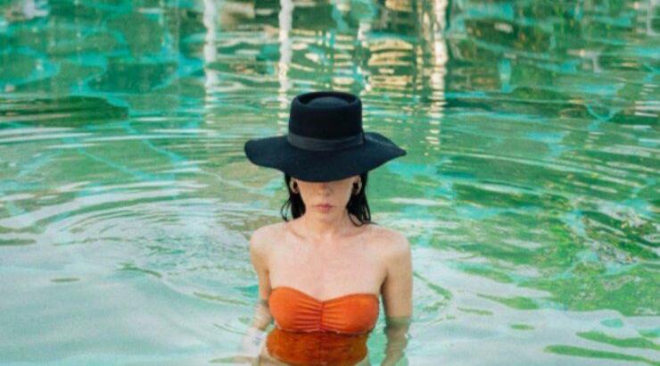 Αυτό το χρώμα θα κυριαρχήσει στα μαγιό φέτος