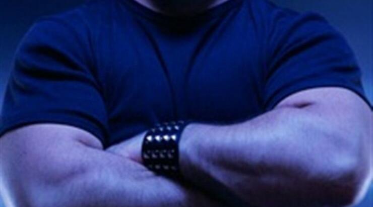 Κύπριος σκηνοθέτης άρπαξε από τον λαιμό δημοσιογράφο – Τον πέταξαν κλωτσηδόν έξω από γνωστό club