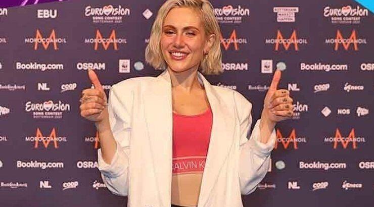 Έλενα Τσαγκρινού: Πήρε στα χέρια της το τρόπαιο της φετινής Eurovision [εικόνες]