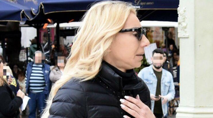 Έλενα Τσαβαλιά: Κατέρρευσε μιλώντας στην κάμερα στην κηδεία του Κώστα Βουτσά