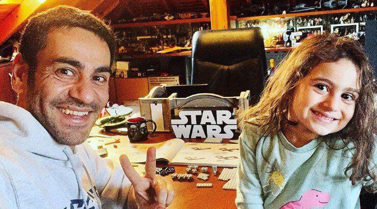 Ανδρέας Τσέλεπος: Το αξιολάτρευτο στιγμιότυπο που χορεύει με την κόρη του σε ροκ διάθεση! [βίντεο]