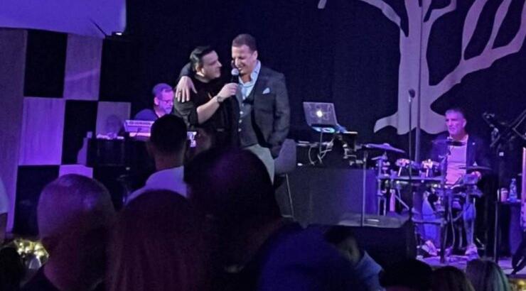 Χρύσανθος Τσουρούλλης: Τραγούδησε στο χριστουγεννιάτικο πάρτι του συγκροτήματος ΔΙΑΣ και της τηλεόρασης ΣΙΓΜΑ 