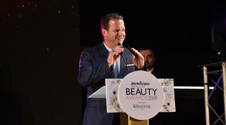 Χρύσανθος Τσουρούλλης: Πήρε το μικρόφωνο από τους Alcatrash και τραγούδησε στα "Beauty Awards 2019"