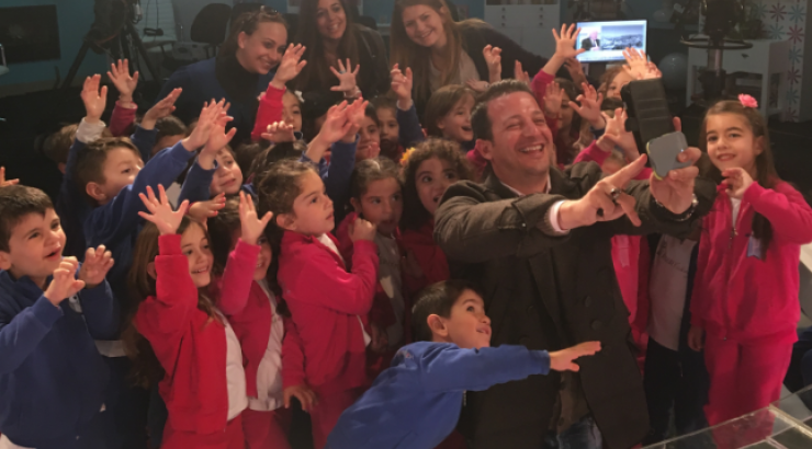 Χρύσανθος Τσουρούλλης: Δείτε τον να τραγουδά με παιδιά του νηπιαγωγείου στις εγκαταστάσεις του ΣΙΓΜΑ [βίντεο]