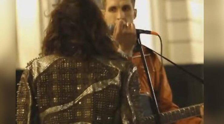 Απίστευτο: Μουσικός του δρόμου συναντά απρόοπτα το είδωλό του και τραγουδούν μαζί!